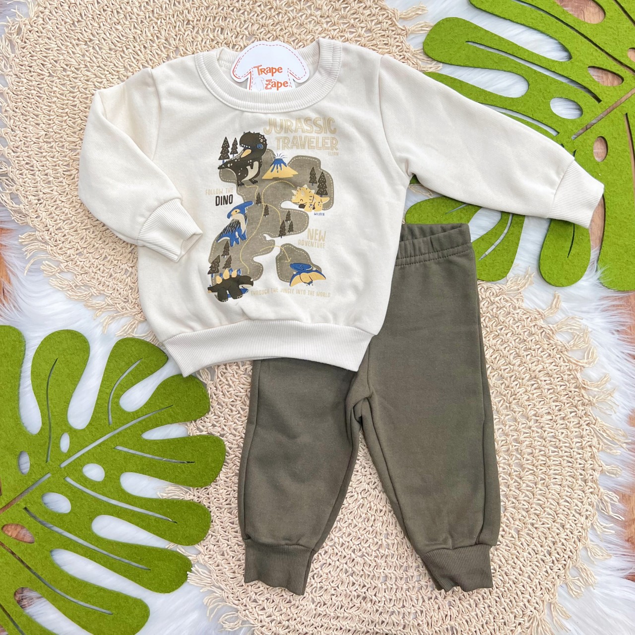 Conj. Casaco Jurassic Traveller e Calça de Moletom - Creme e Verde Musgo